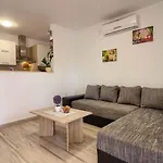 Wonderful Dvori With Private Pool For 12 Persons Near Pula Vila Ližnjan