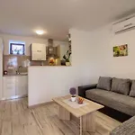 Wonderful Dvori With Private Pool For 12 Persons Near Pula *