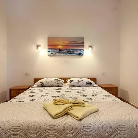Wonderful Dvori With Private Pool For 12 Persons Near Pula