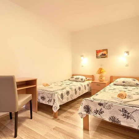 Wonderful Dvori With Private Pool For 12 Persons Near Pula Villa