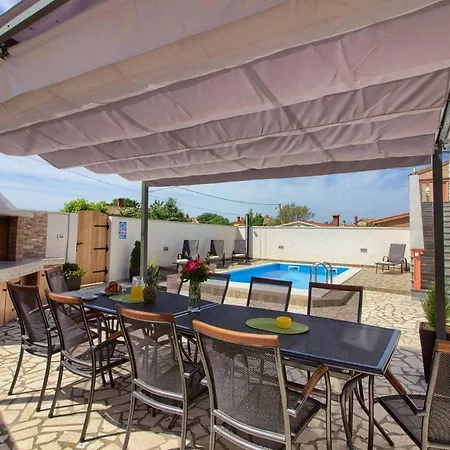 Wonderful Dvori With Private Pool For 12 Persons Near Pula * Liznjan