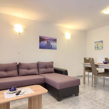 Villa Wonderful Dvori With Private Pool For 12 Persons Near Pula Liznjan