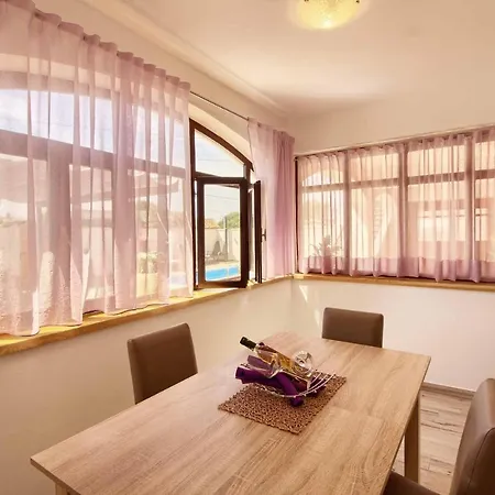 Wonderful Dvori With Private Pool For 12 Persons Near Pula