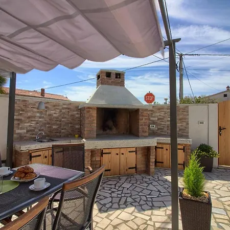 Wonderful Dvori With Private Pool For 12 Persons Near Pula