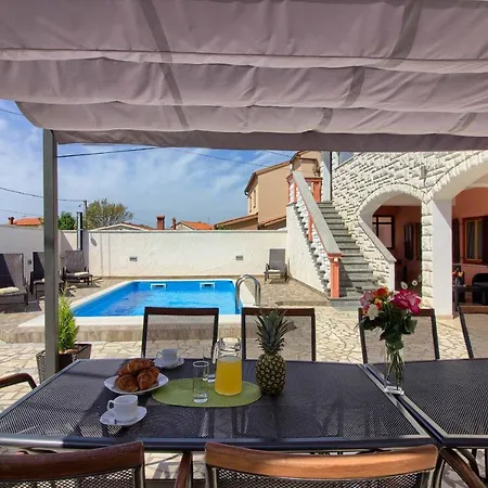 Wonderful Dvori With Private Pool For 12 Persons Near Pula Villa Ližnjan
