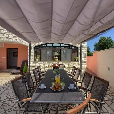 Villa Wonderful Dvori With Private Pool For 12 Persons Near Pula