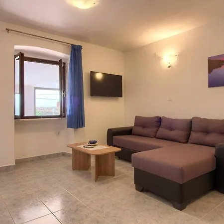 Wonderful Dvori With Private Pool For 12 Persons Near Pula Liznjan