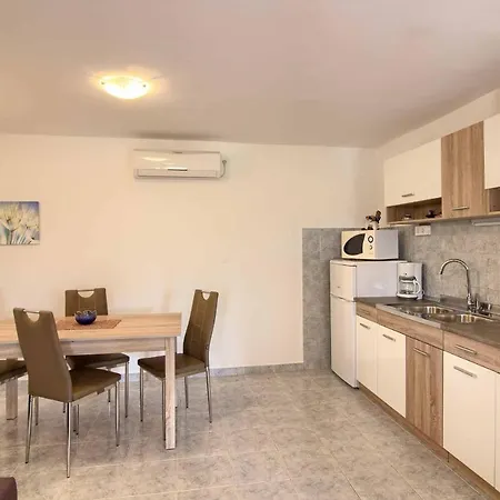 Wonderful Dvori With Private Pool For 12 Persons Near Pula Ližnjan