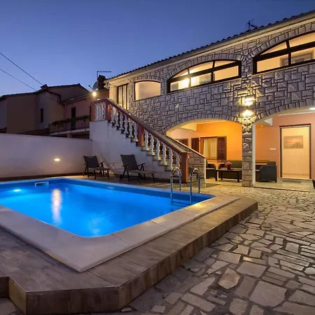 Wonderful Dvori With Private Pool For 12 Persons Near Pula Ližnjan