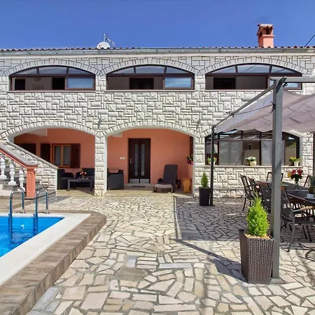 Wonderful Dvori With Private Pool For 12 Persons Near Pula Villa *