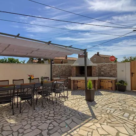 Villa Wonderful Dvori With Private Pool For 12 Persons Near Pula *