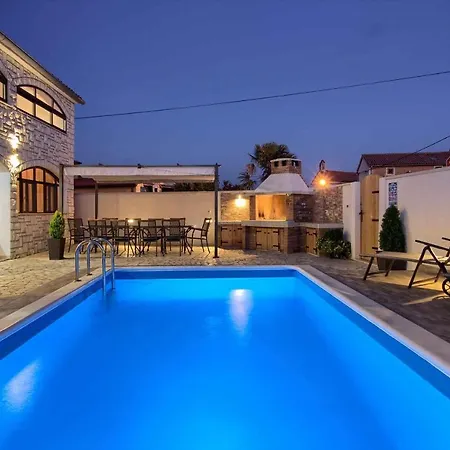 Villa Wonderful Dvori With Private Pool For 12 Persons Near Pula *
