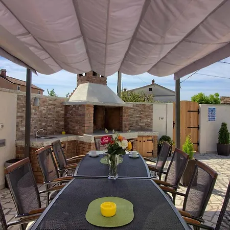 Wonderful Dvori With Private Pool For 12 Persons Near Pula Villa *