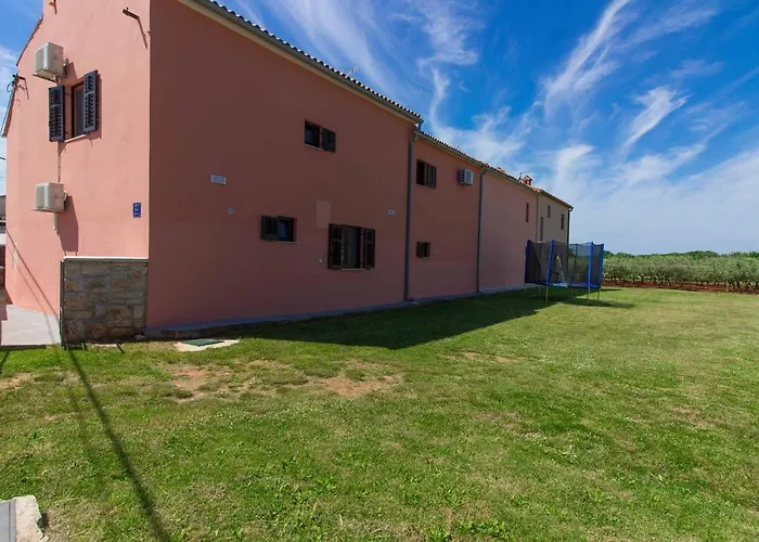 Wonderful Dvori With Private Pool For 12 Persons Near Pula Villa *
