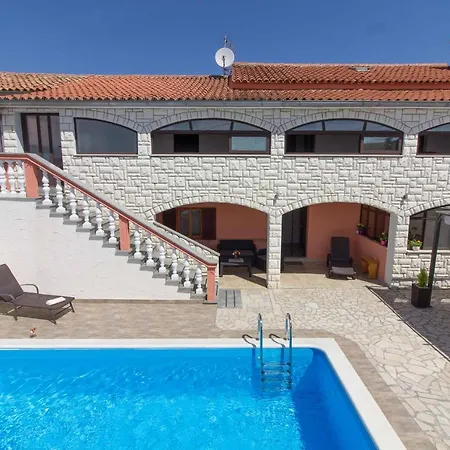 Wonderful Dvori With Private Pool For 12 Persons Near Pula